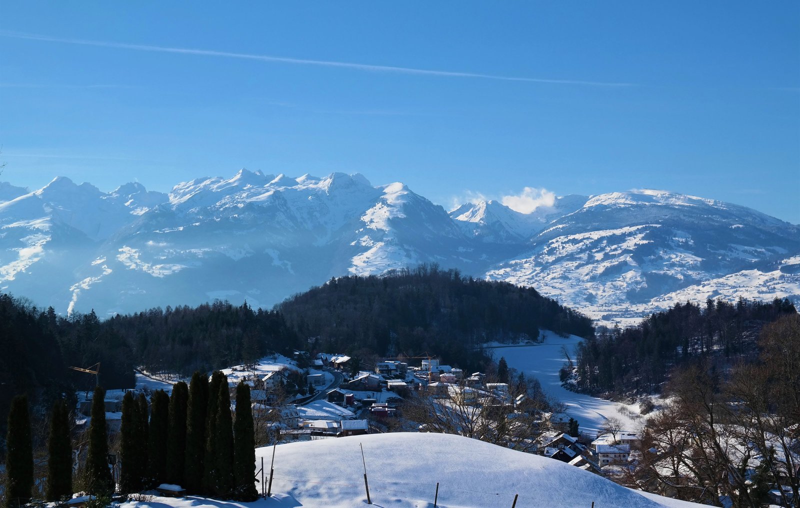 Verschneite Bergkette über dem Rheintal